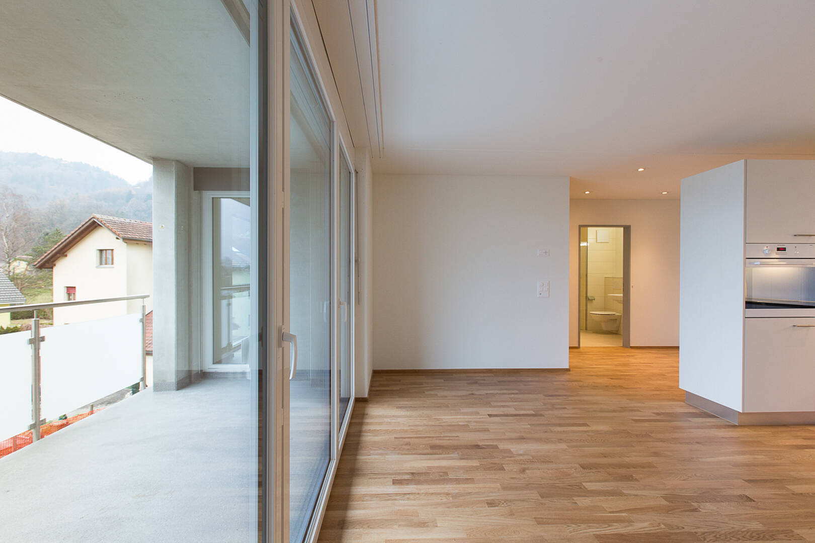 Heller Wohnbereich mit Balkon und offener Blickachse