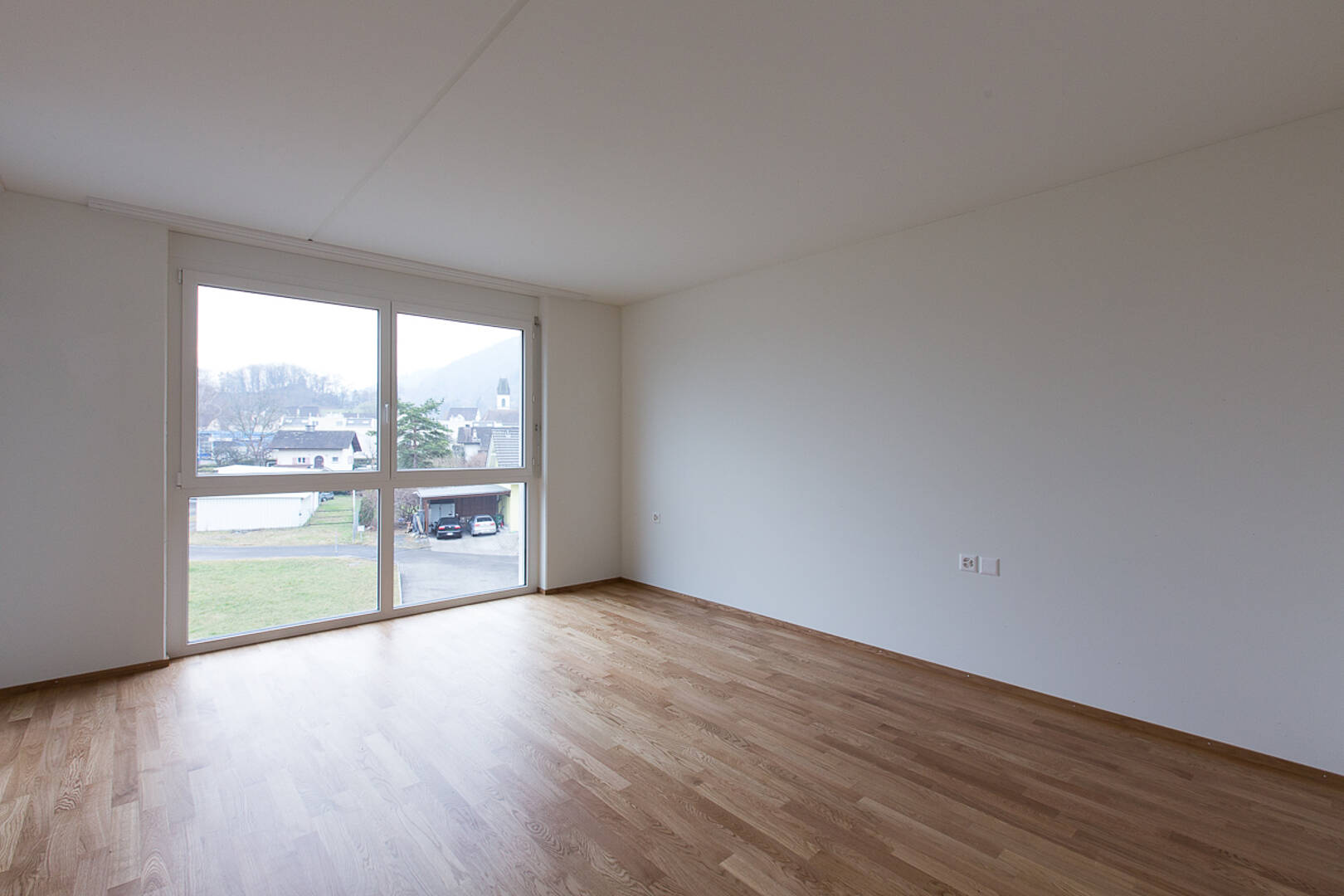 Heller leerer Wohnraum mit großem Fenster