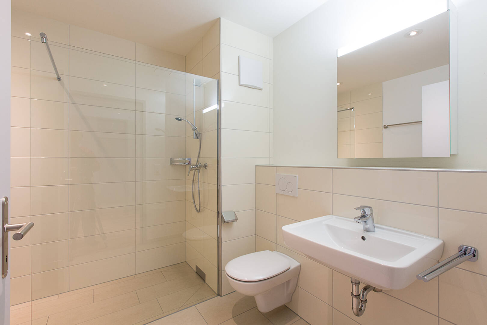 Modernes Badezimmer mit Dusche, WC und Waschbecken