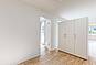 Heller leerer Wohnraum mit Holzboden
