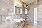 Modernes Badezimmer mit begehbarer Dusche