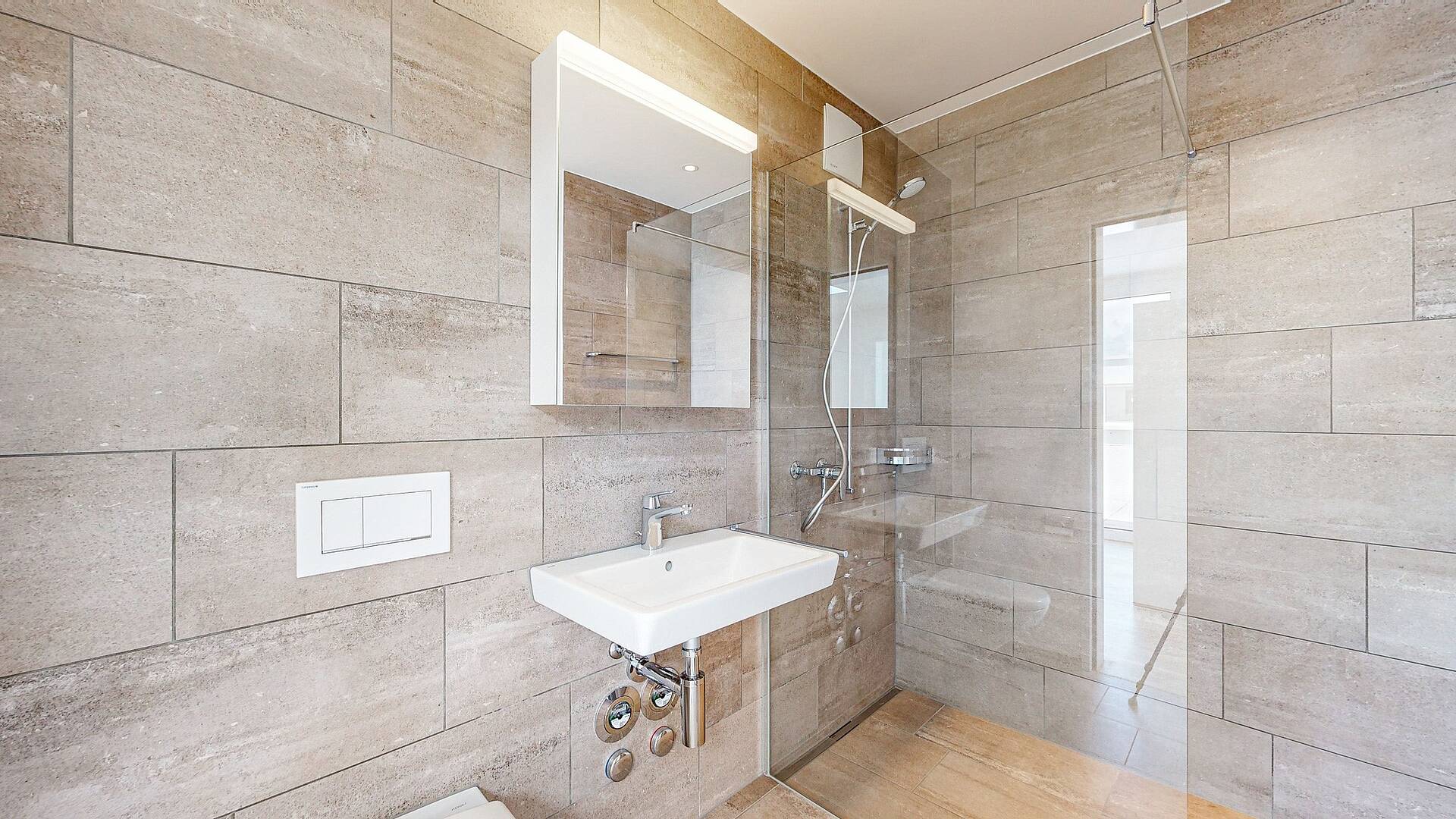 Modernes Badezimmer mit Glasdusche