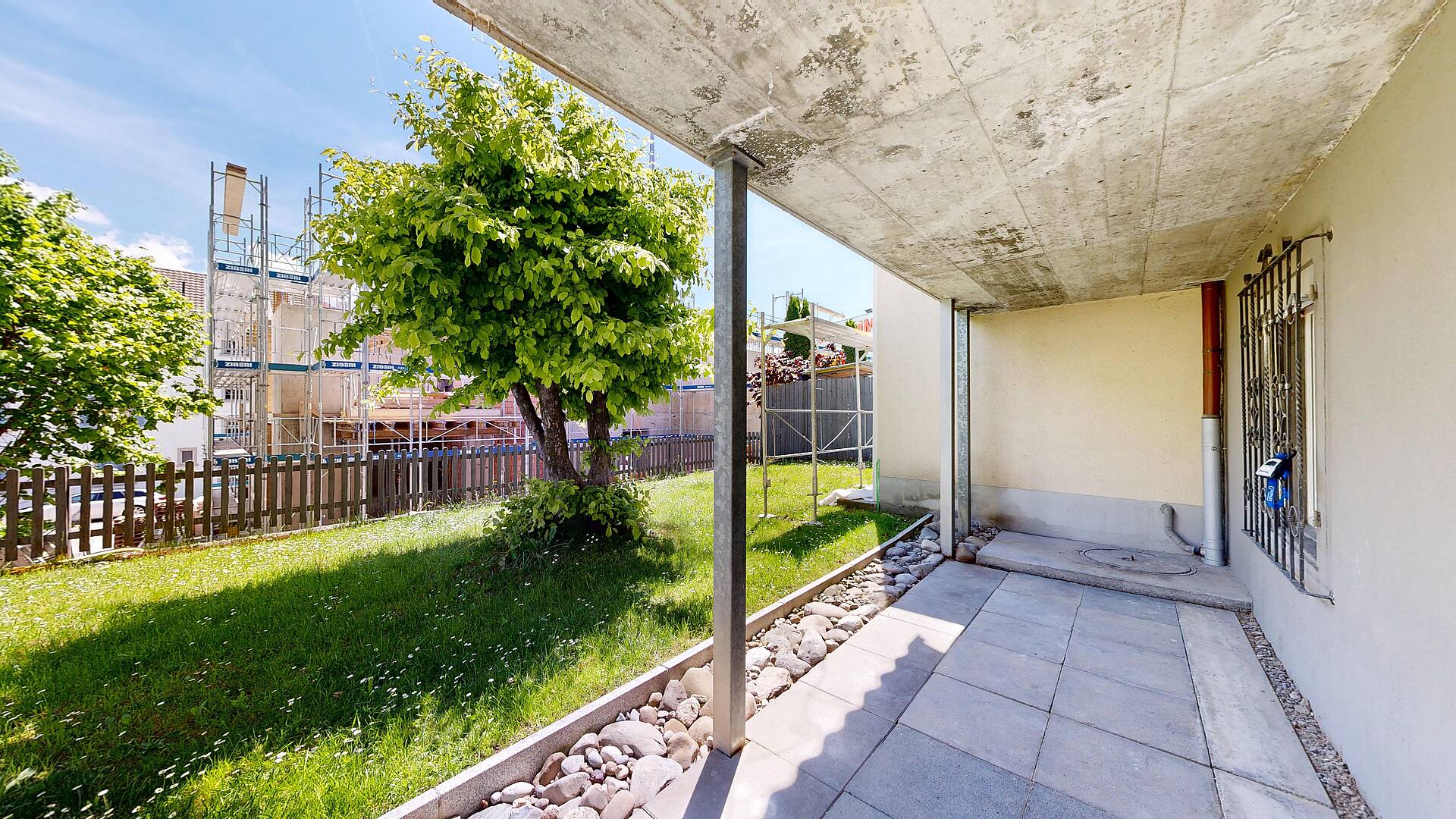 Überdachter Außenbereich mit Garten und Nebenfläche