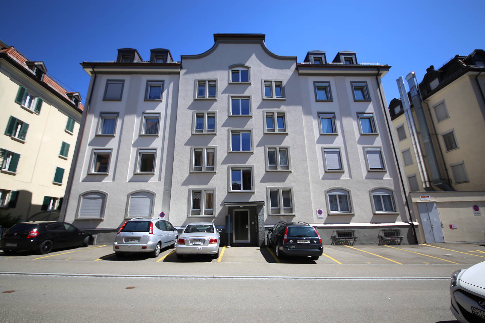 Mehrfamilienhaus mit Parkplatz