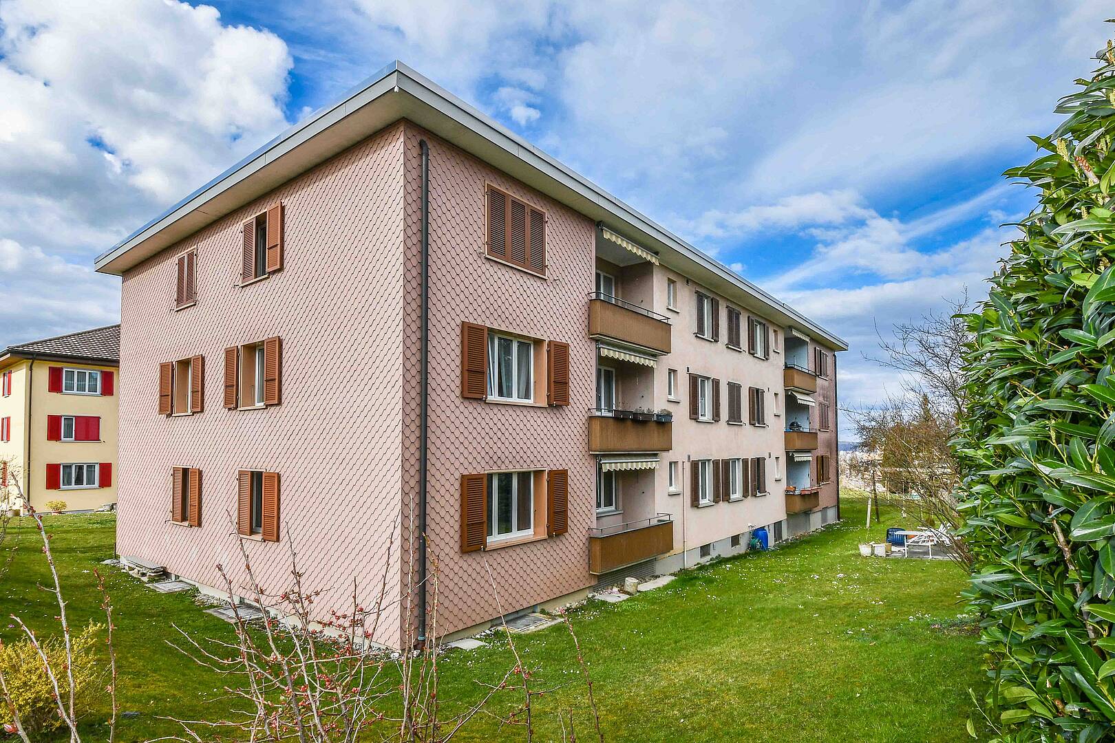 Mehrfamilienhaus mit begrüntem Umfeld