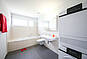 Modernes Schlafzimmer mit Doppelbett