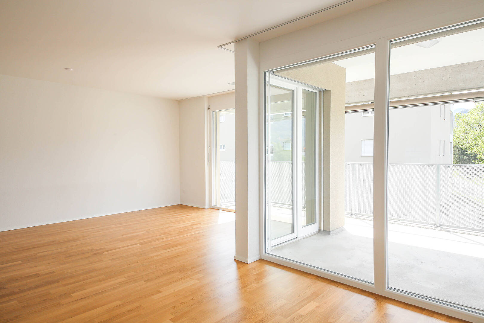 Heller Wohnraum mit Balkon