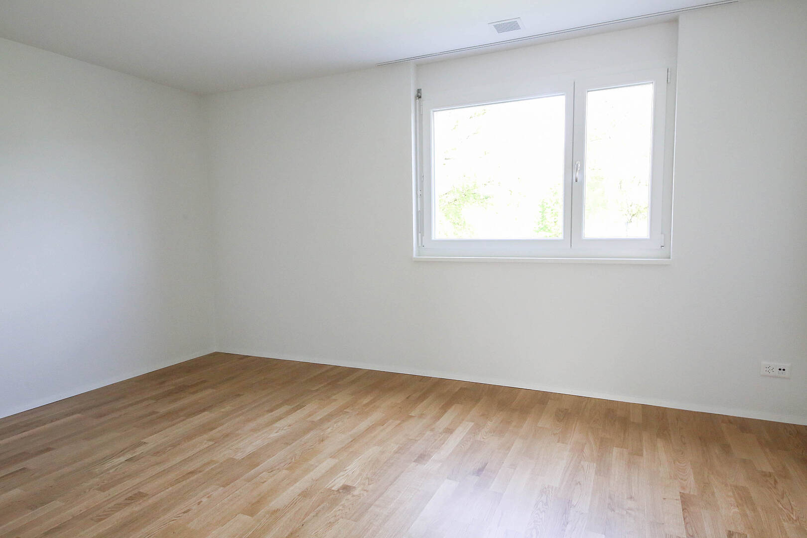 Heller leerer Raum mit Fenster
