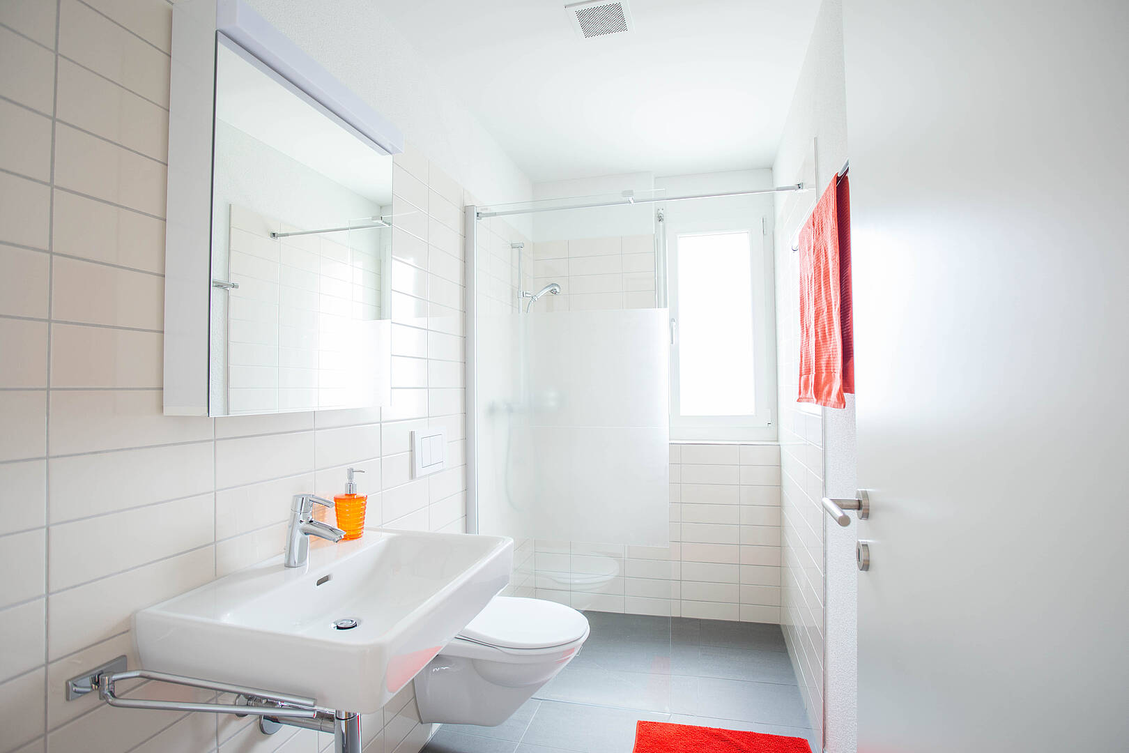 Helles Badezimmer mit Dusche und Waschtisch