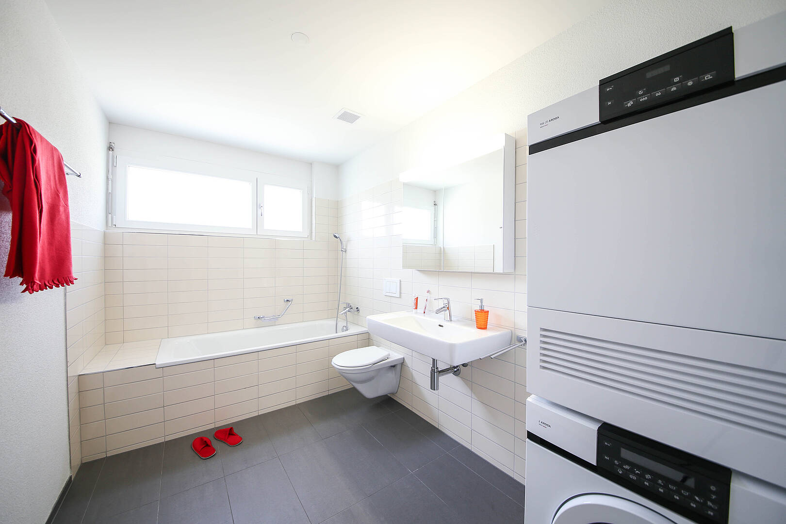 Helles Badezimmer mit Badewanne und Waschbecken