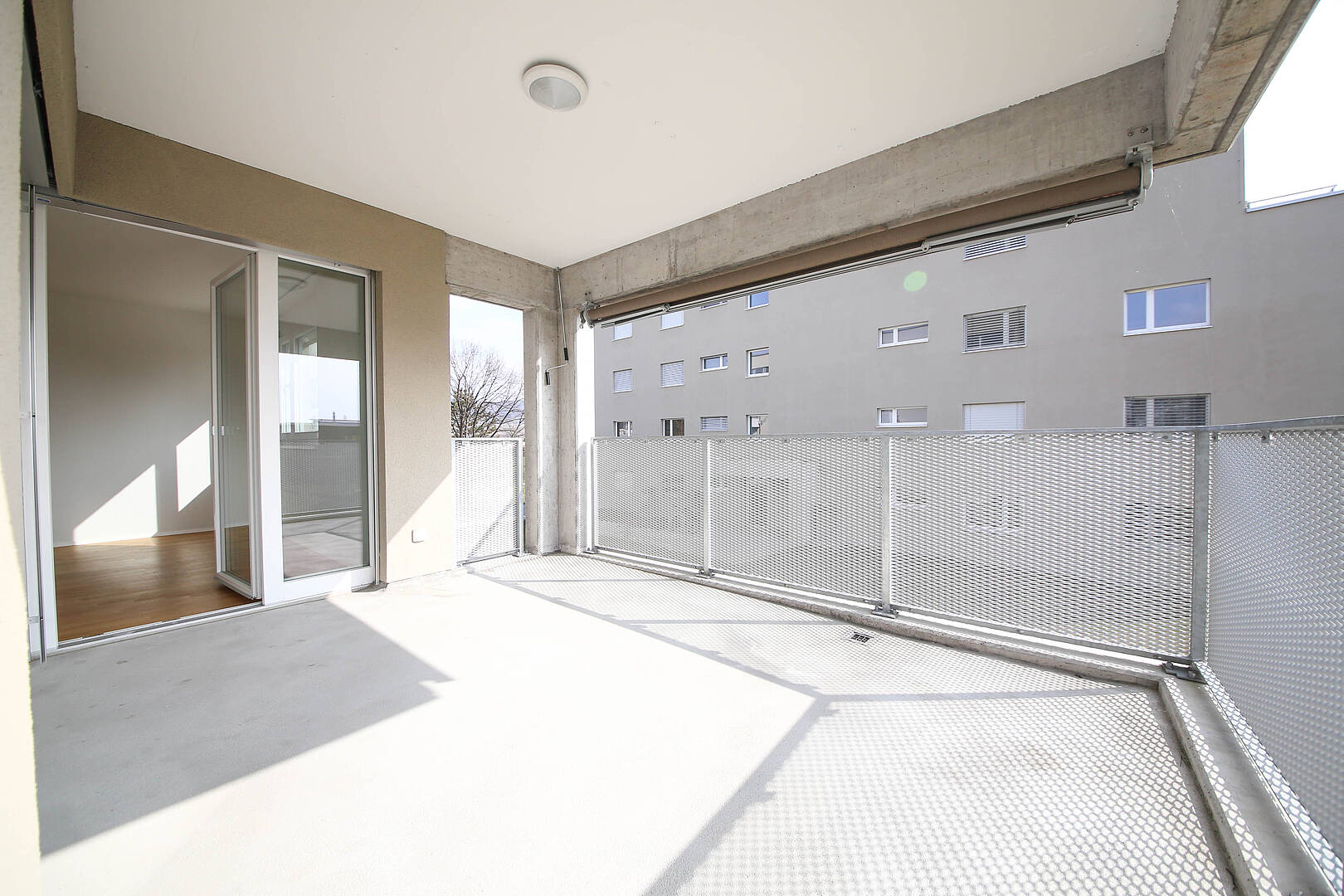Großer Balkon mit Blick ins Nachbargebäude
