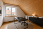 Dachgeschosszimmer mit Holzbalkendecke