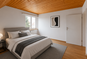 Helles Schlafzimmer mit Doppelbett und Fenster