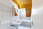Modernes Badezimmer mit Dusche und Badewanne