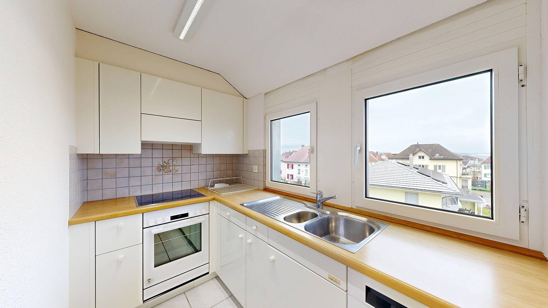 Helle Einbauküche mit Fensterblick