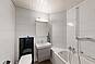 Modernes Badezimmer mit Dusche und Waschtisch