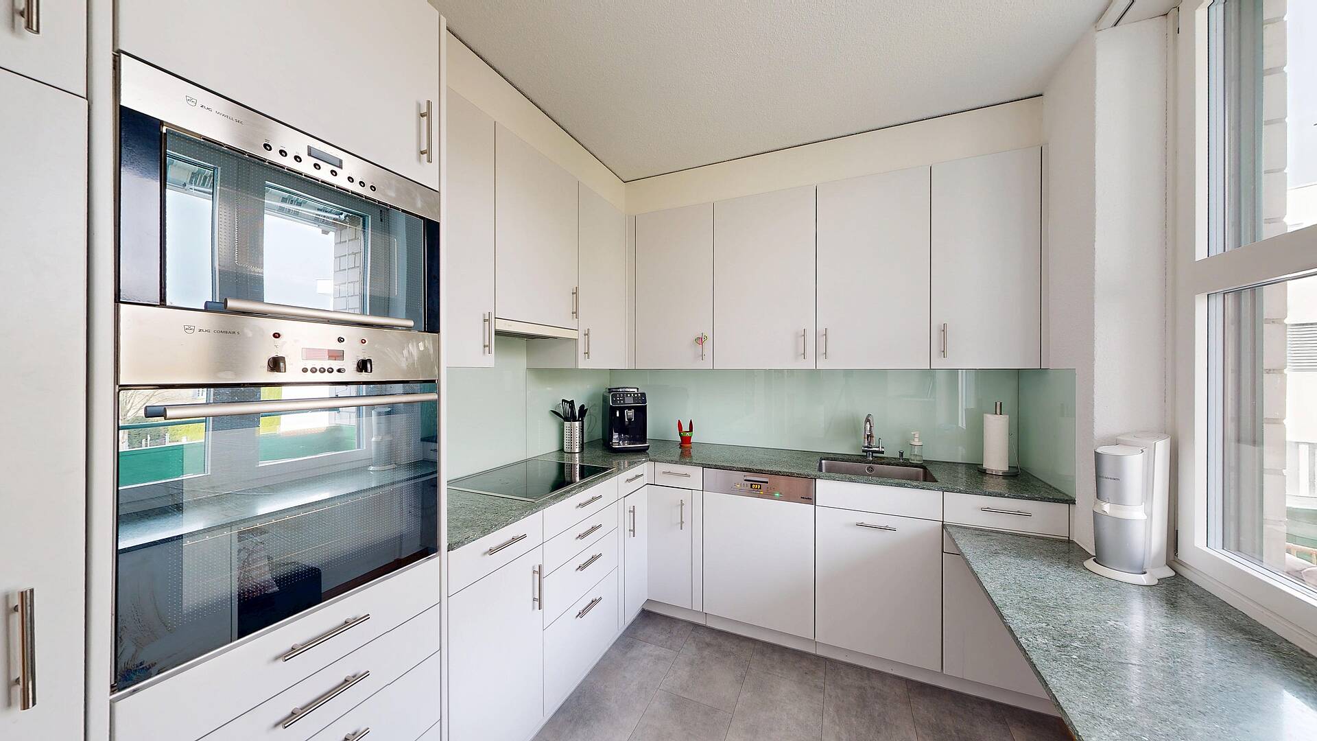 Moderne Einbauküche mit Geräten