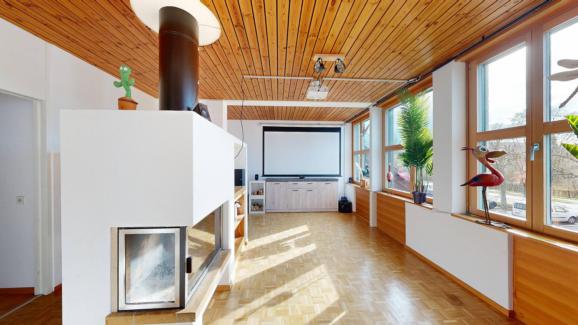 Heller Wohnraum mit Kamin und Leinwand