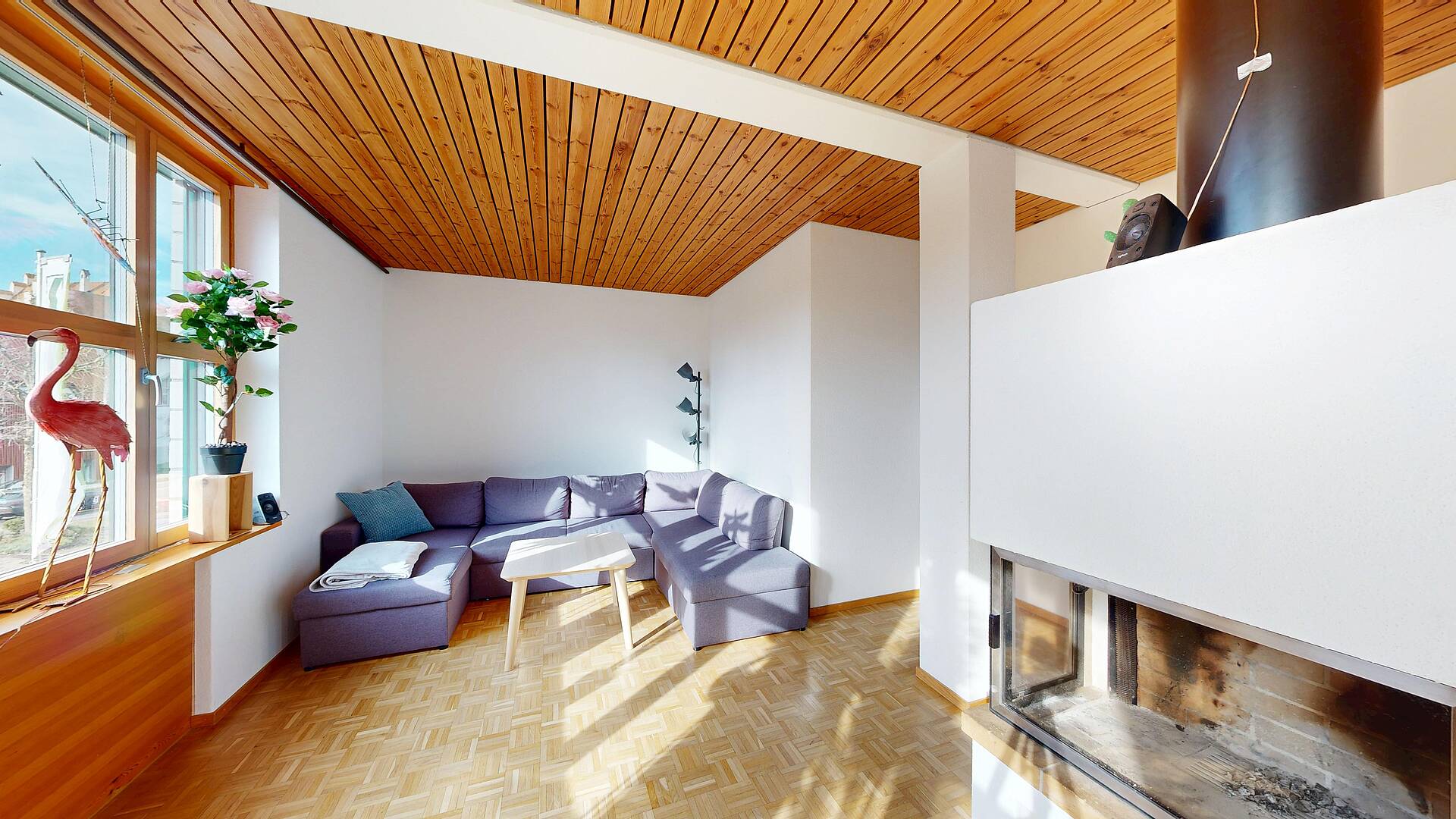 Heller Wohnraum mit Kamin und Ecksofa