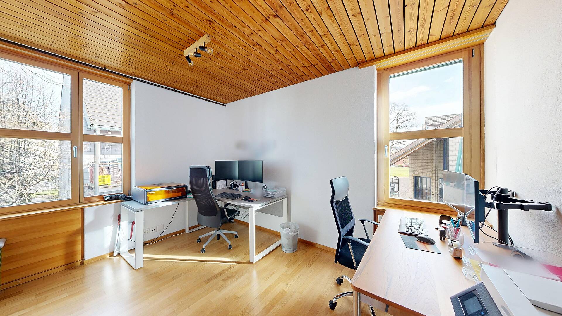 Helles Arbeitszimmer mit Holzdecke