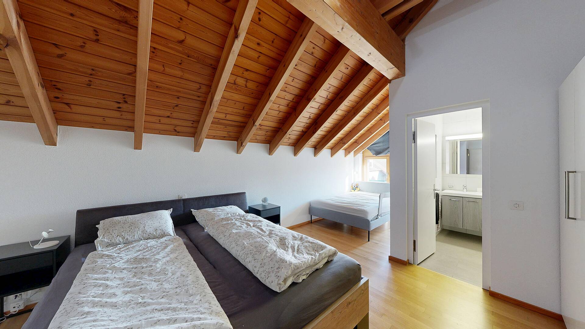 Helles Schlafzimmer mit offenem Badzugang