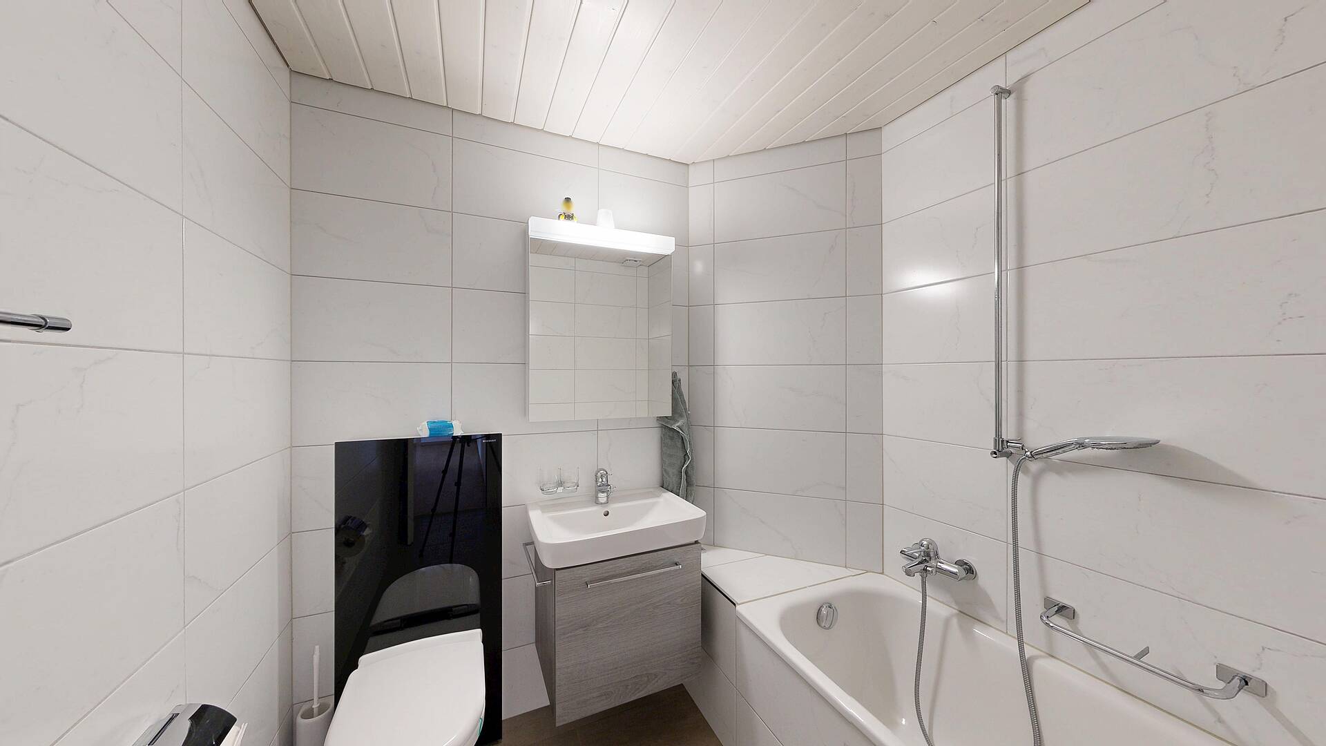 Modernes kleines Badezimmer mit Badewanne