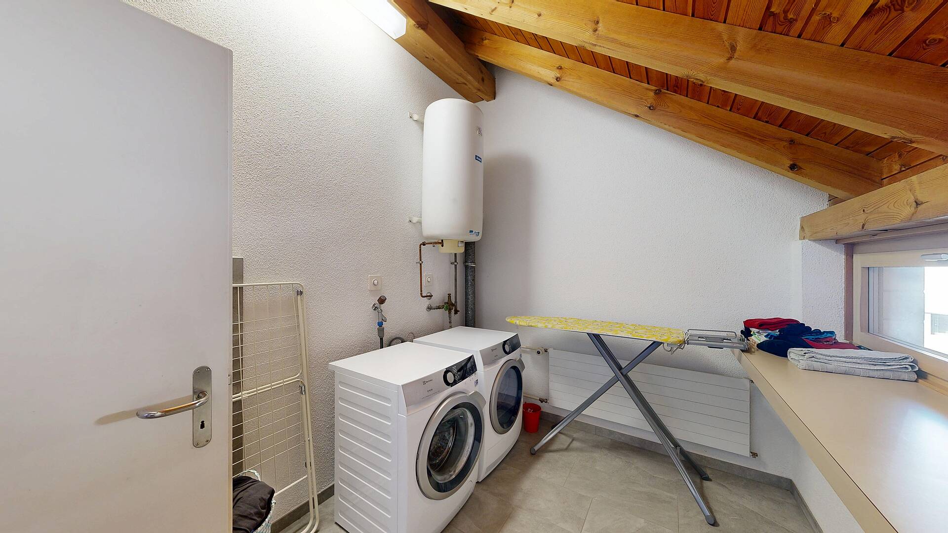 Hauswirtschaftsraum mit Waschmaschinen