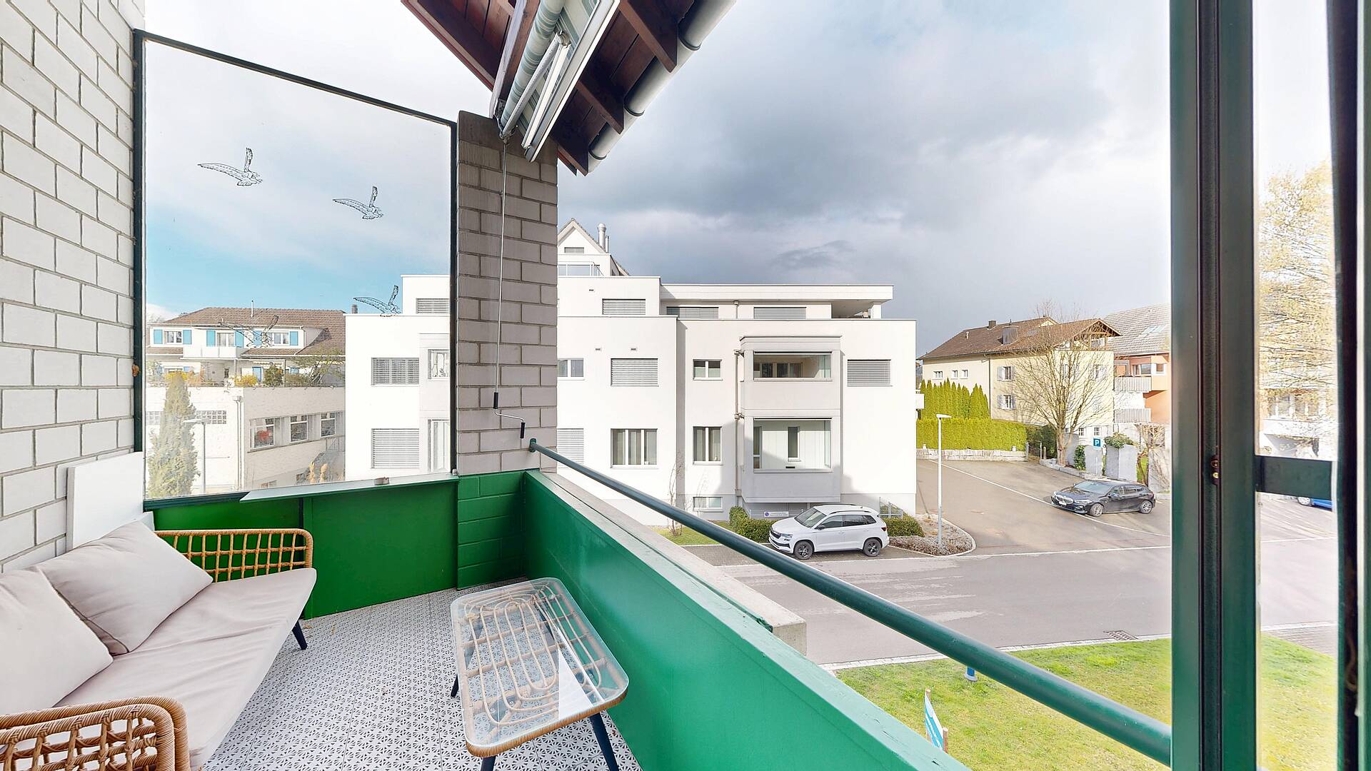 Balkon mit Straßenblick