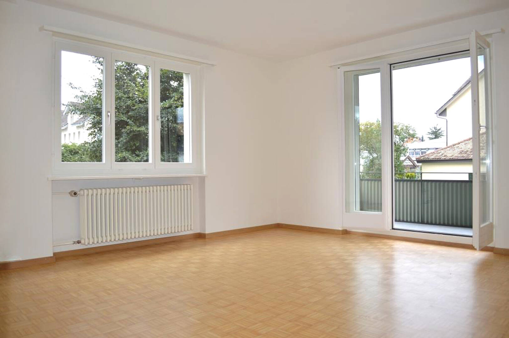 Heller leerer Wohnraum mit Balkon