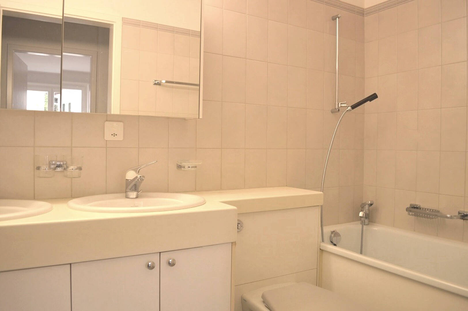 Badezimmer mit Wanne und Doppelwaschbecken