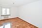 Leeres Zimmer mit Holzboden und weißer Wand