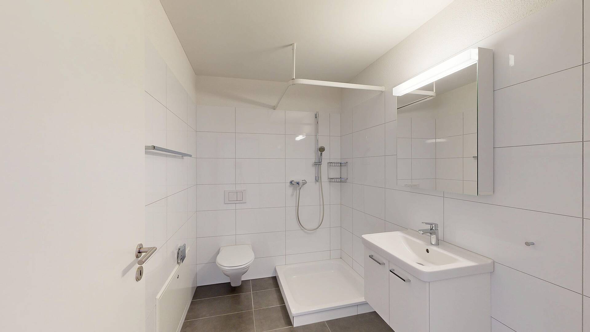 Modernes Badezimmer mit Dusche, WC und Waschtisch