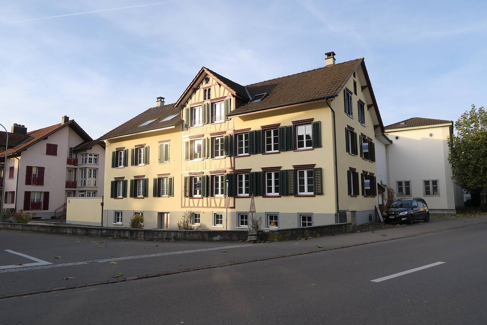 Historisches Wohnhaus mit grünen Fensterläden