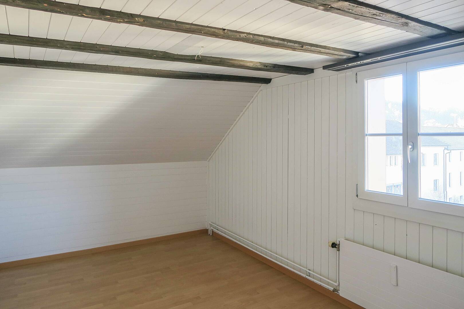 Ausgebauter Dachraum mit sichtbaren Balken