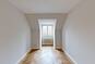 Heller Flur mit Blick ins Freie