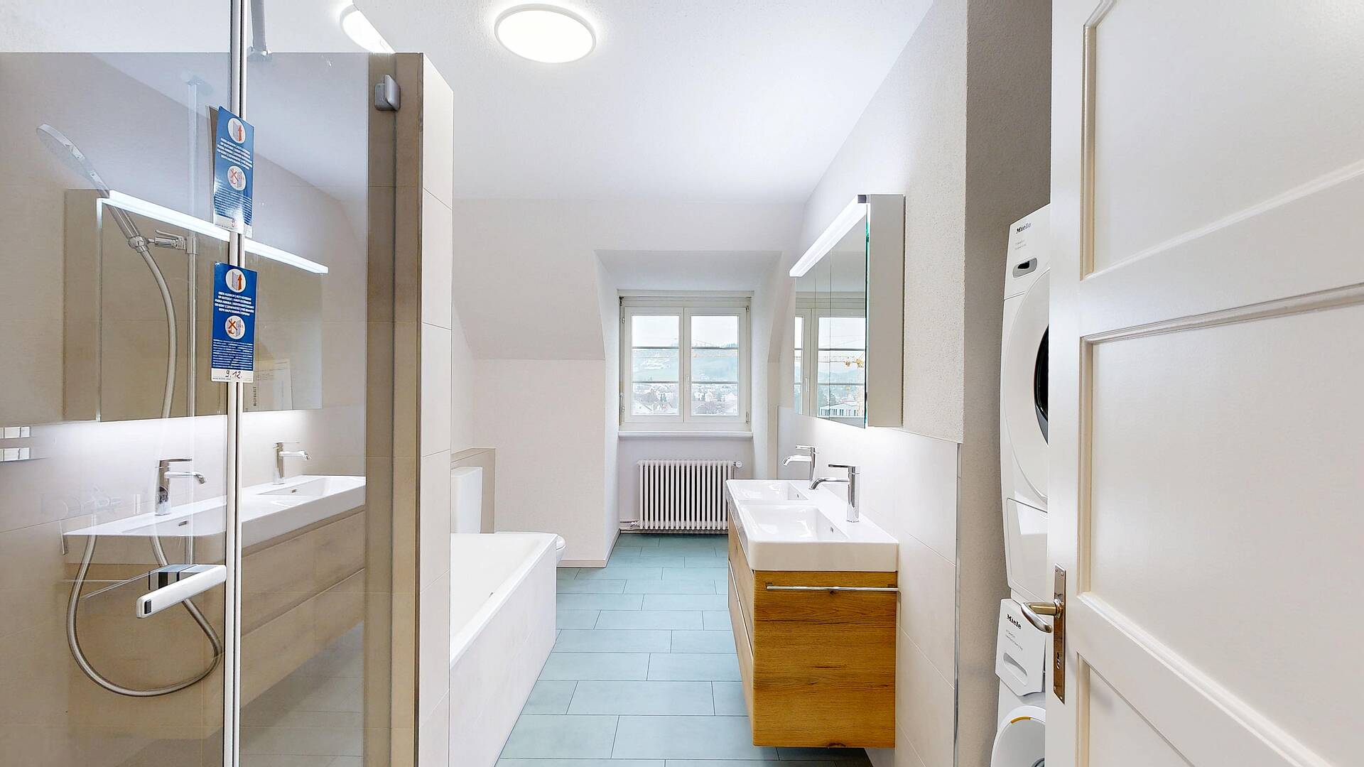 Helles, modernes Badezimmer mit Dachschräge