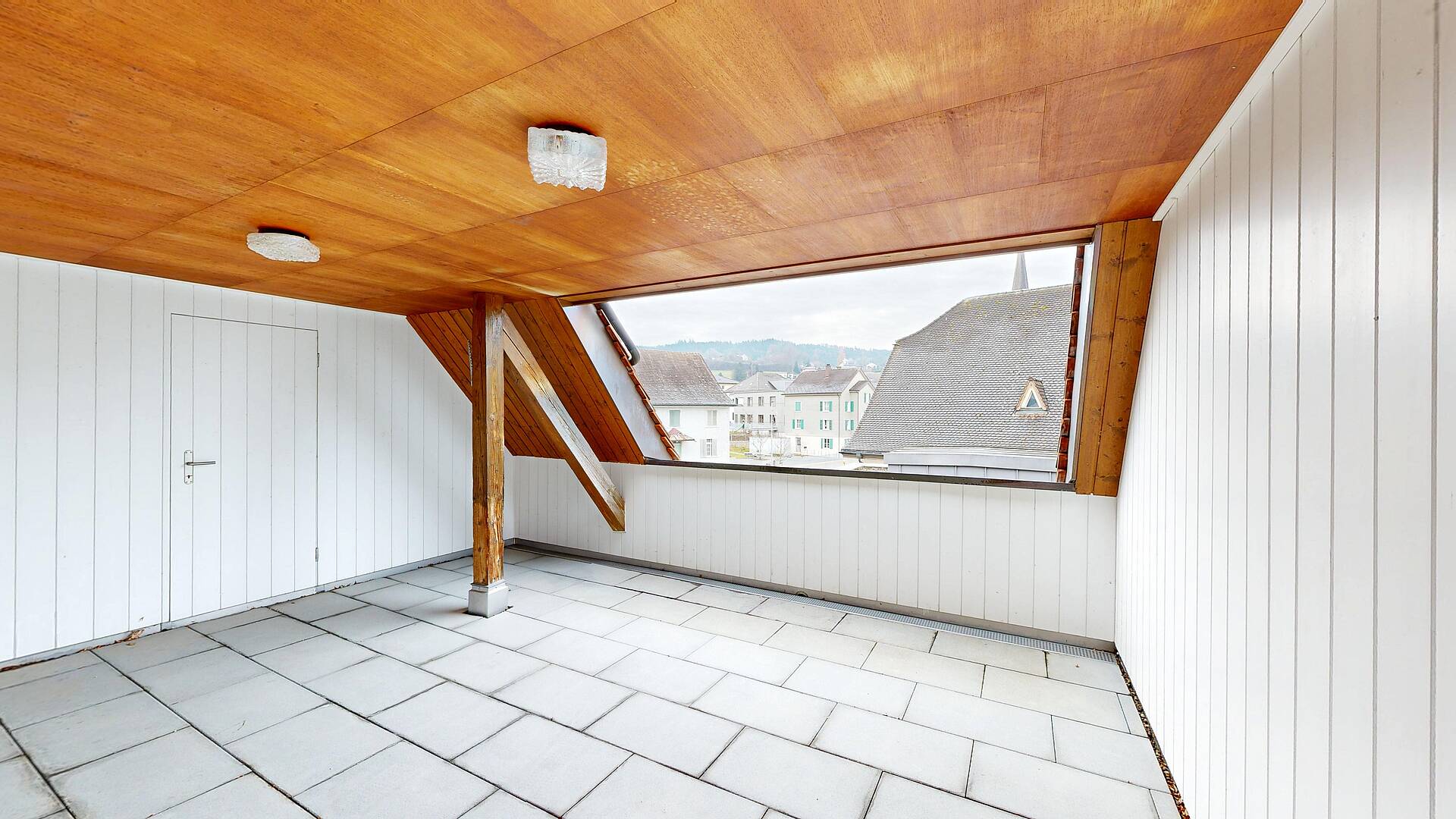 Dachgeschoss-Terrasse mit Blick nach außen