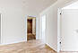 Heller, leerer Flur mit Holzboden