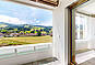 Helle Innenaufnahme mit Balkon- und Landschaftsblick