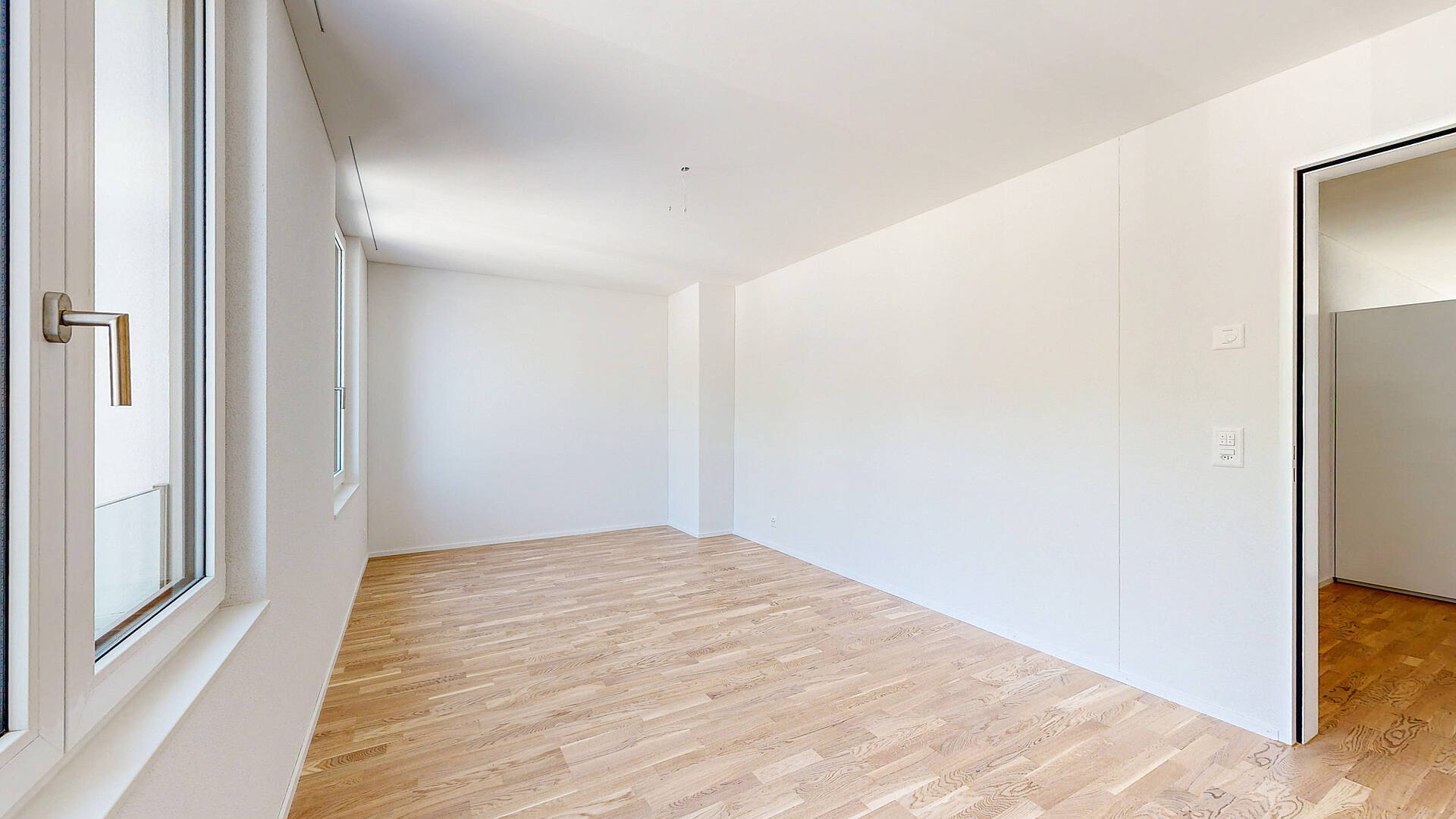 Heller leerer Wohnraum mit Parkettboden