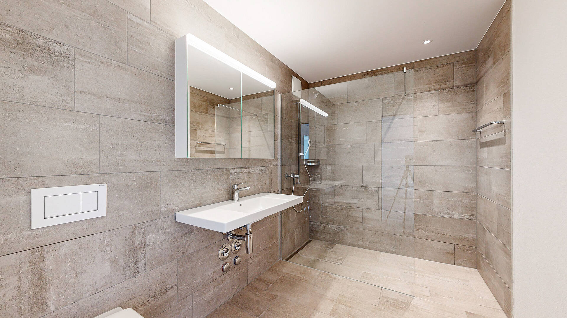 Modernes Badezimmer mit Walk-in-Dusche