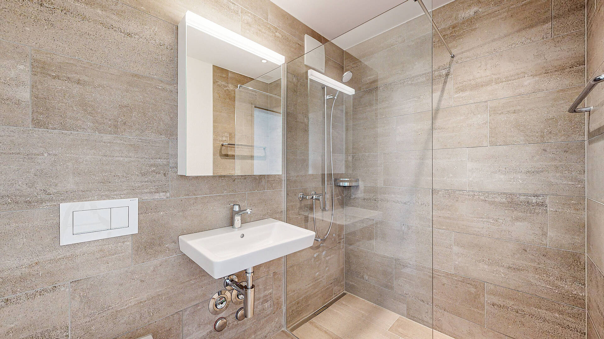 Modernes Badezimmer mit begehbarer Dusche