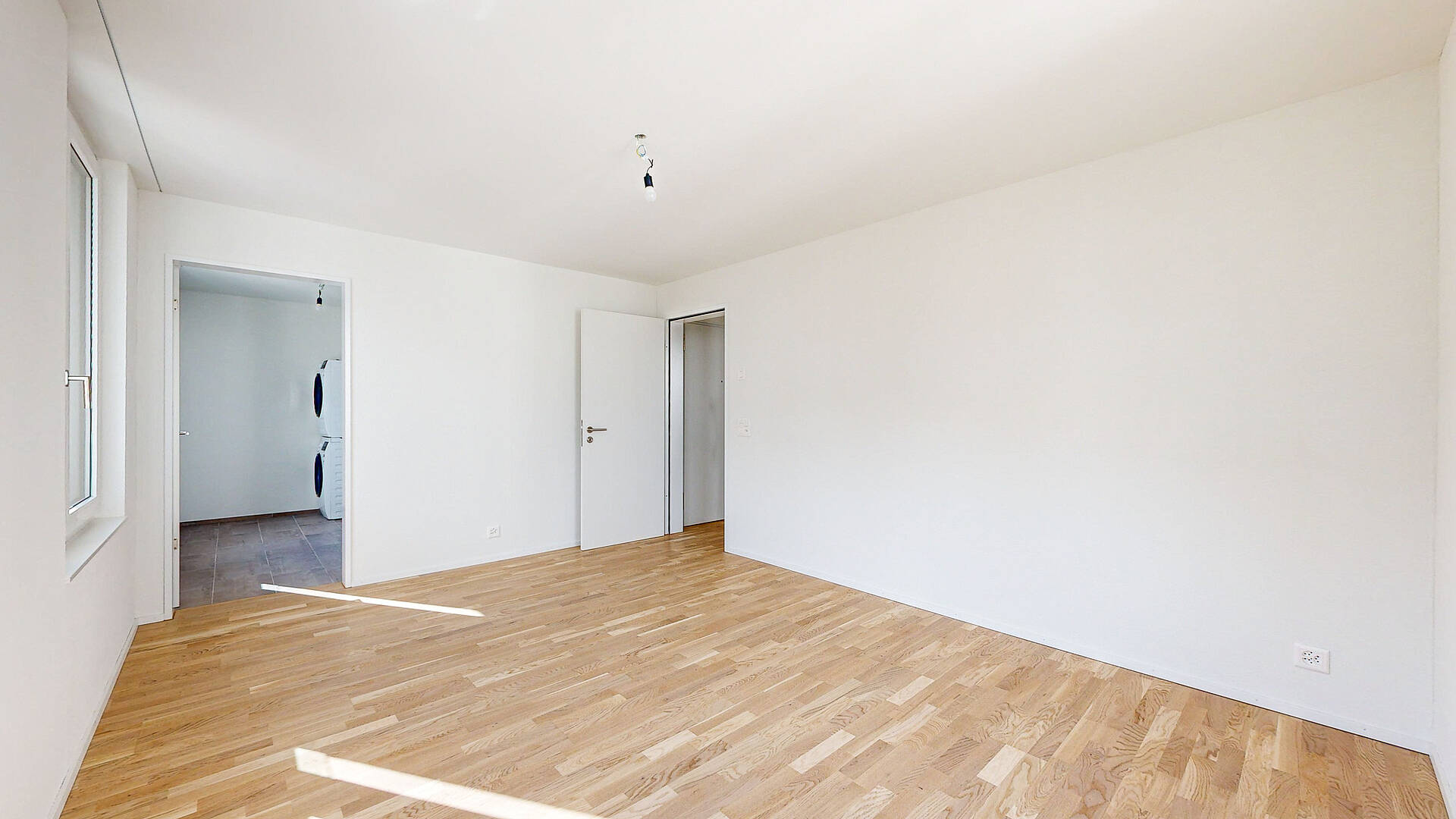 Heller leerer Raum mit Parkettboden
