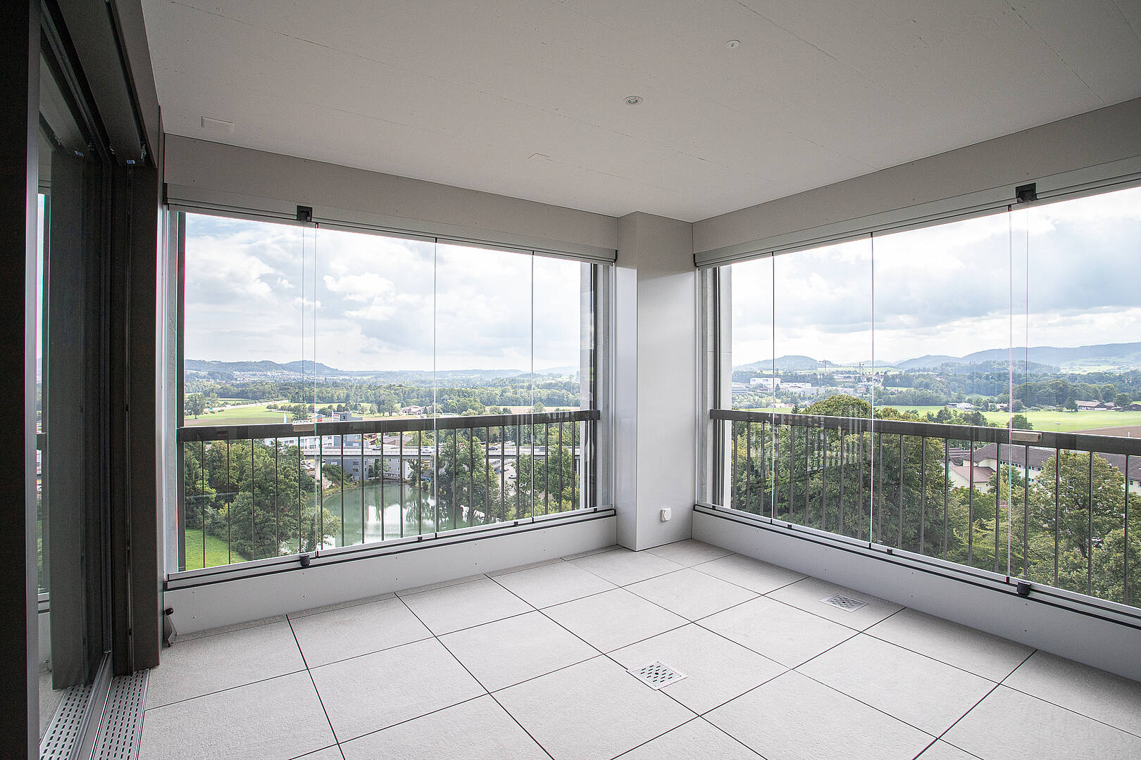 Eckiger Balkon mit Panoramablick