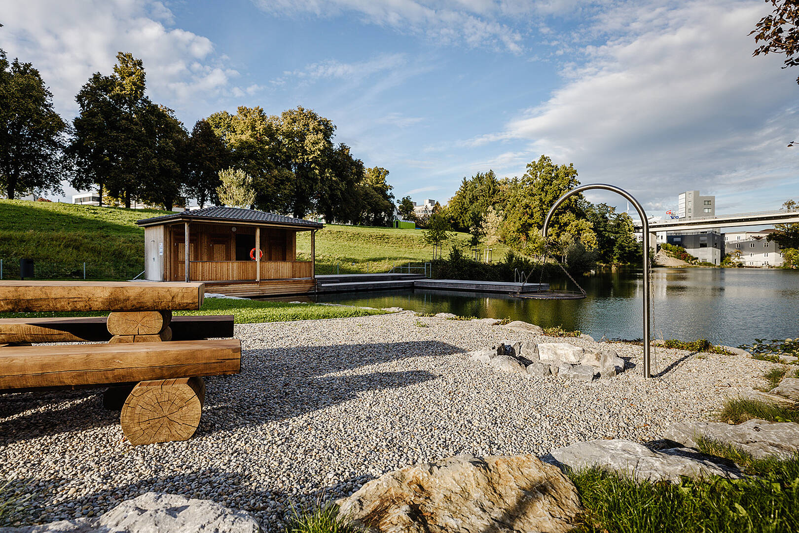 Uferanlage mit Holzpavillon
