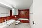 Schlafzimmer mit rotem Blumenmuster und Bett