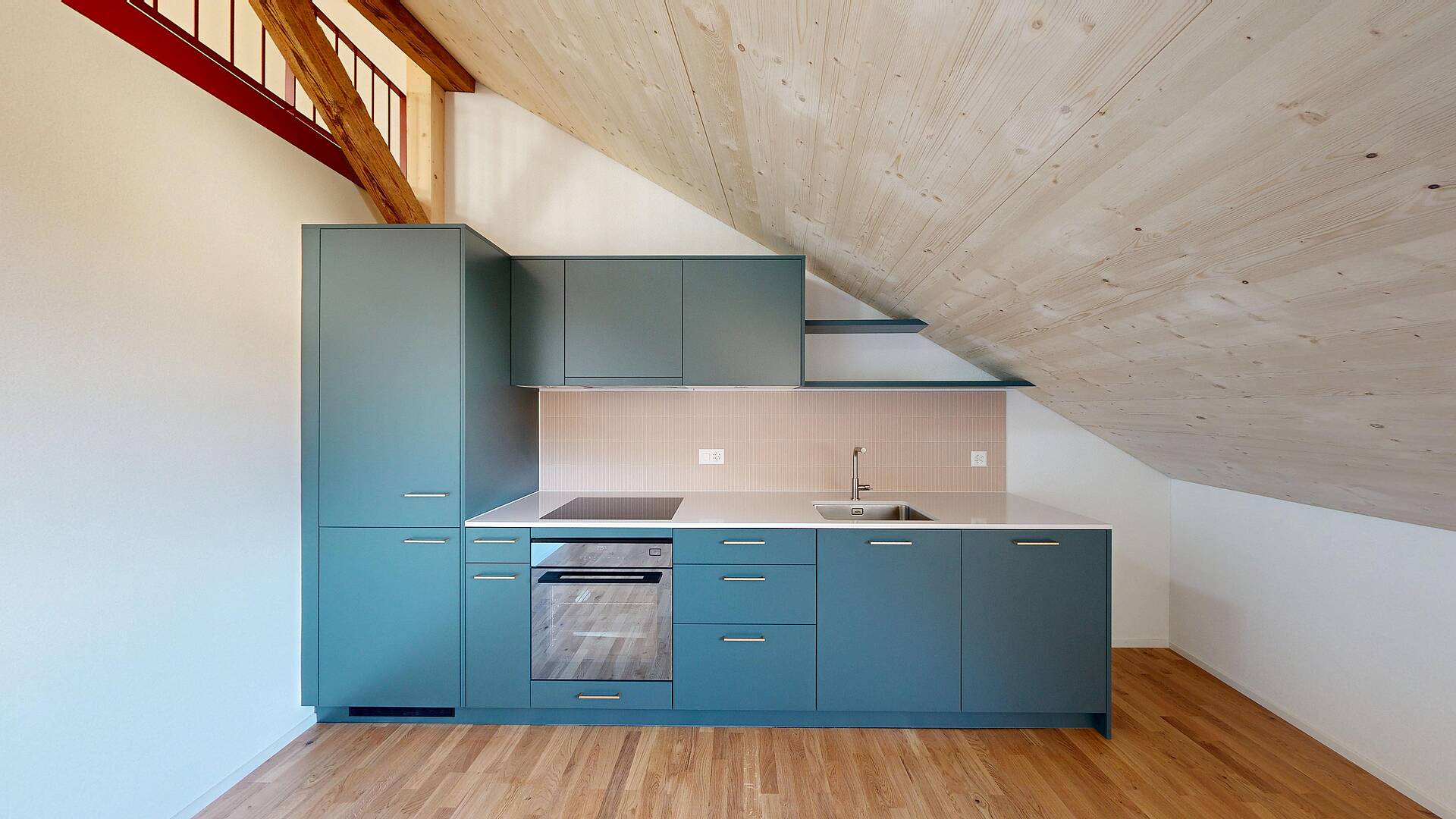 Moderne Dachgeschossküche mit Holzdecke