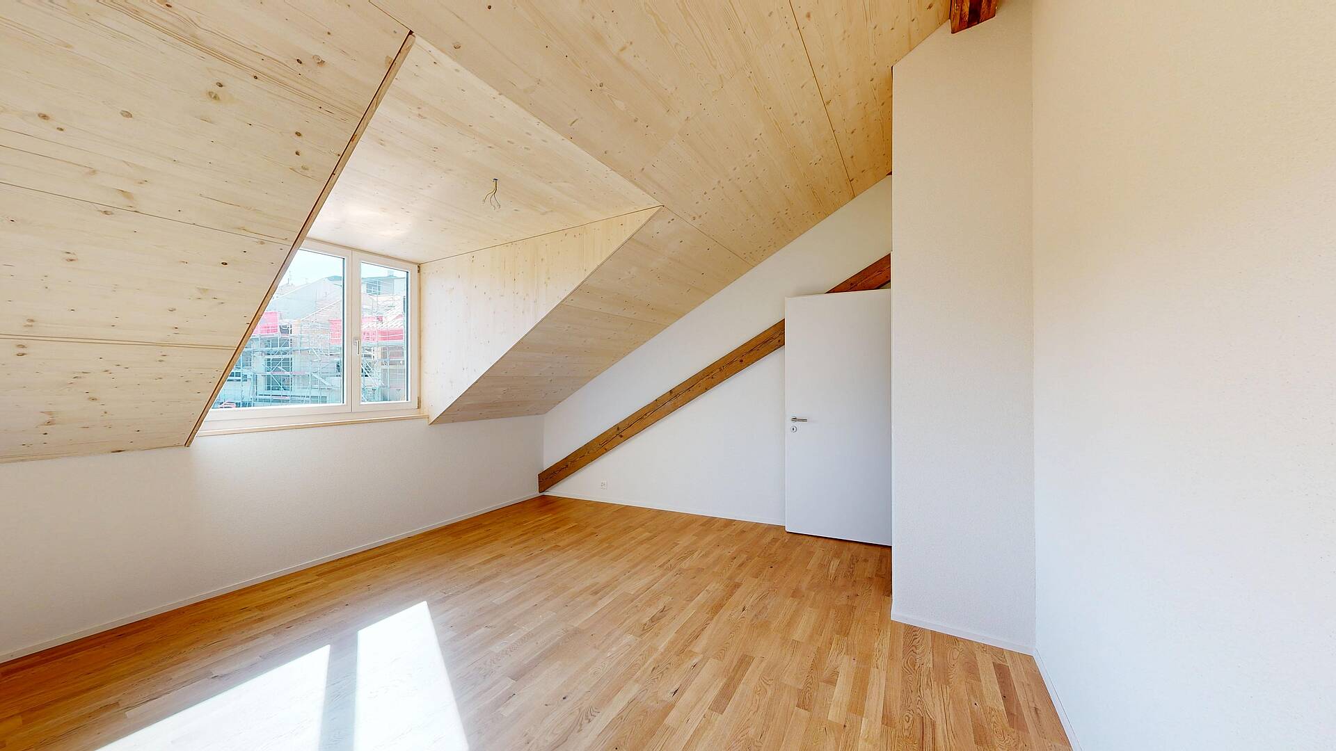 Ausgebauter Dachraum mit Holzdachschräge