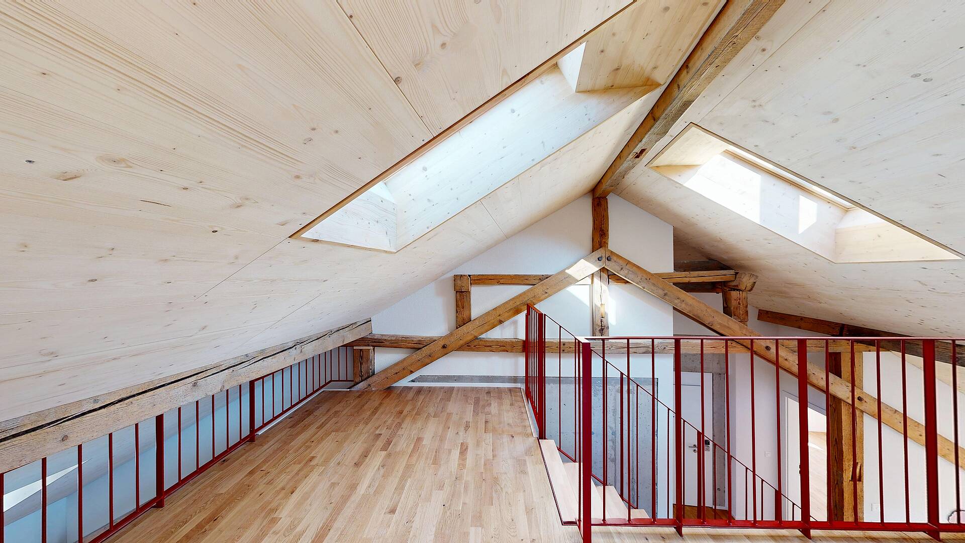 Dachgeschoss-Galerie mit Dachfenstern