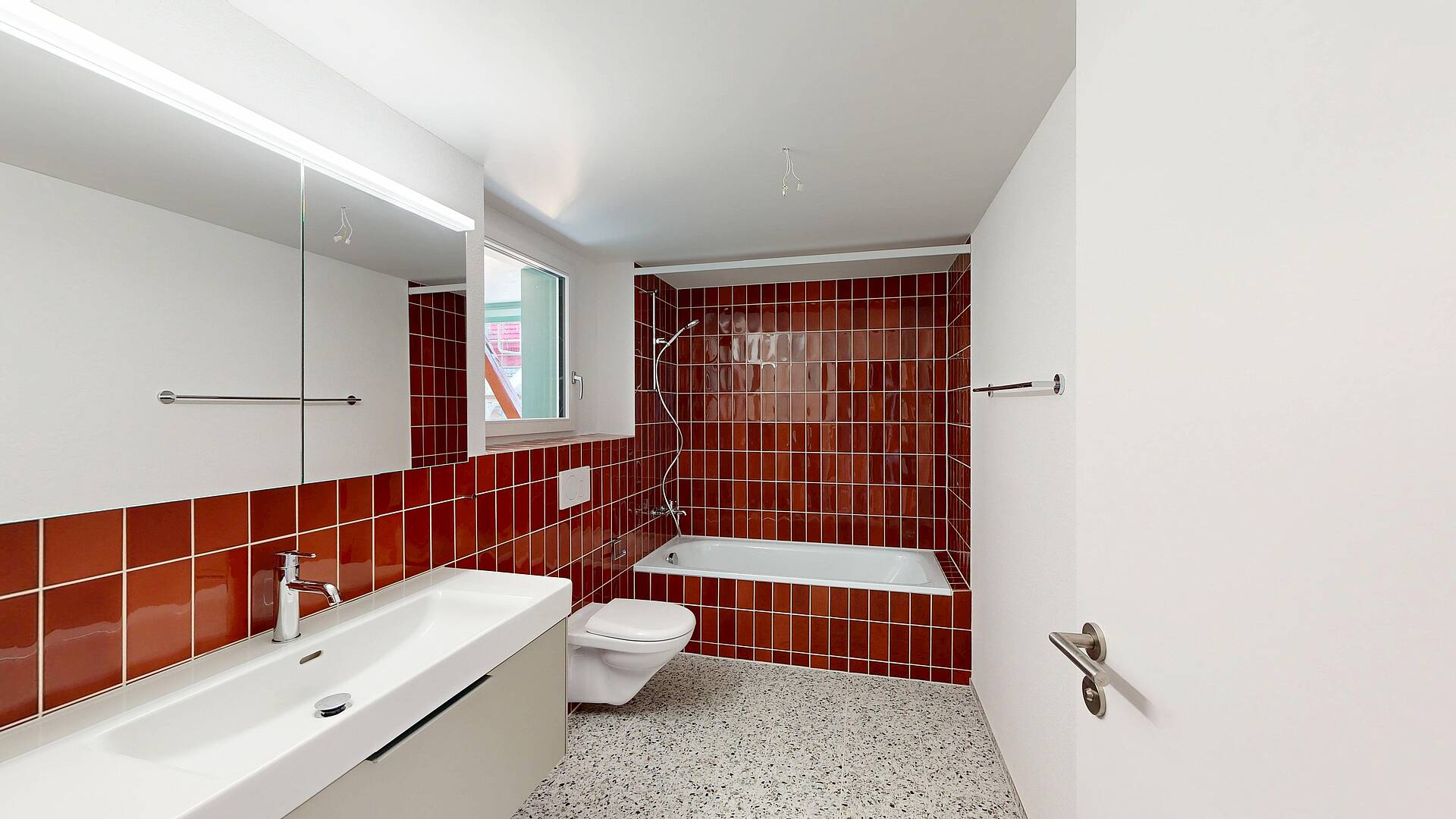 Modernes Badezimmer mit rotbraunen Fliesen